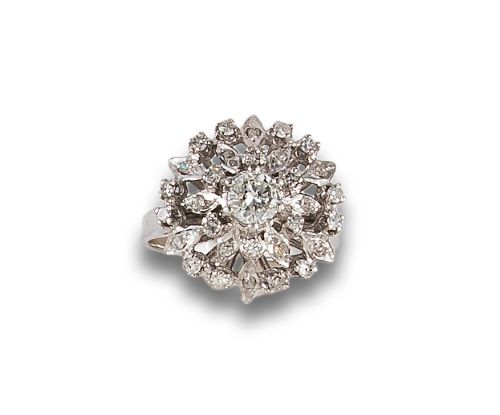 SORTIJA ROSETA DE DIAMANTES, EN ORO BLANCO