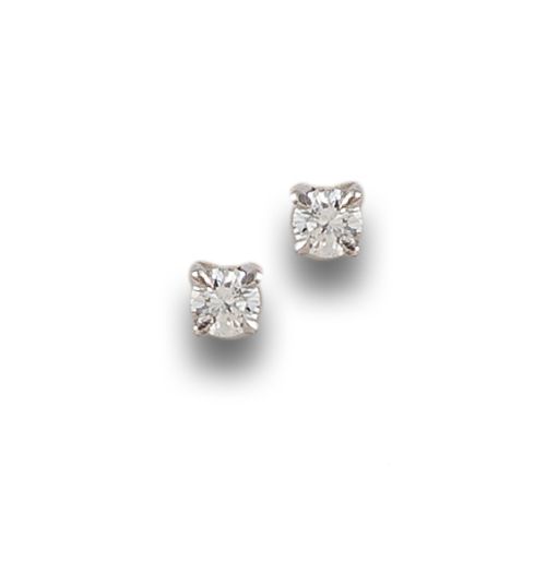 PENDIENTES DORMILONAS DE DIAMANTES, EN ORO BLANCO