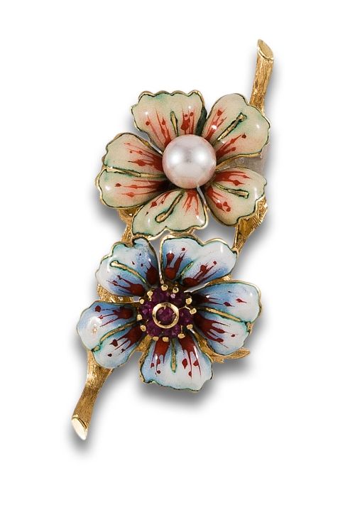 BROCHE EN ORO AMARILLO CON FLORES EN ESMALTE, PERLA Y ROSET