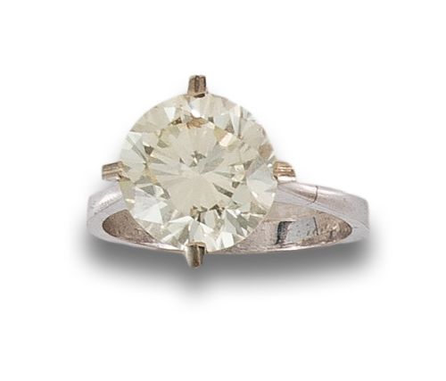 SOLITARIO EN PLATINO CON DIAMANTE DE 4.50 CT. APROX. 