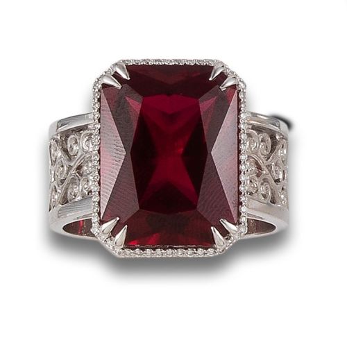 GRAN SORTIJA EN ORO CON RUBÍ SINTÉTICO Y DIAMANTES