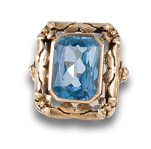 SORTIJA, ESTILOA NTIGUO, DE ESPINELA Y ORO AMARILLO