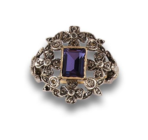 SORTIJA, ESTILO ANTIGUO, DE AMATISTA SINTÉTICA Y DIAMANTES,