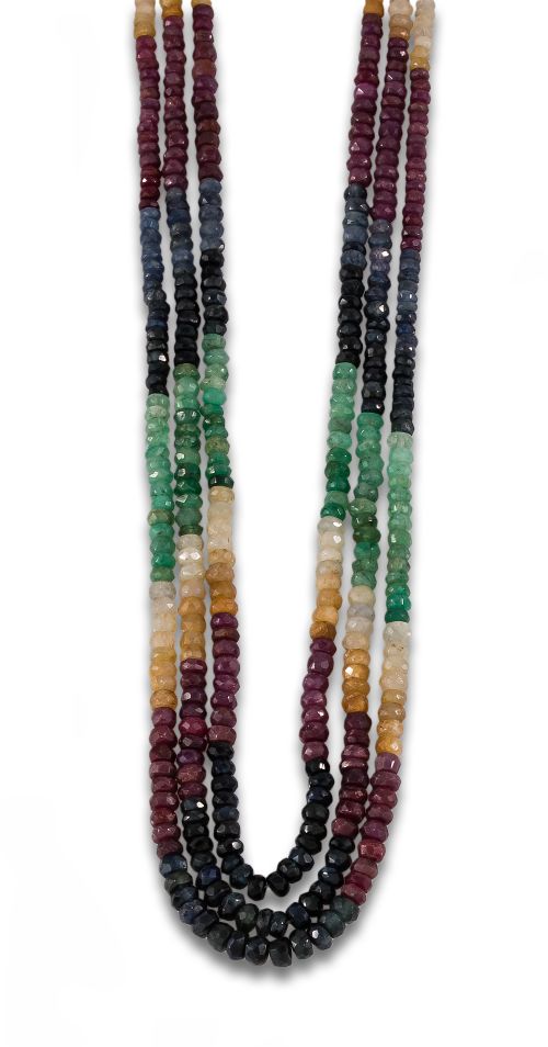 COLLAR DE TRES HILOS DE CUENTAS FACETADAS DE RUBÍES, ESMERA