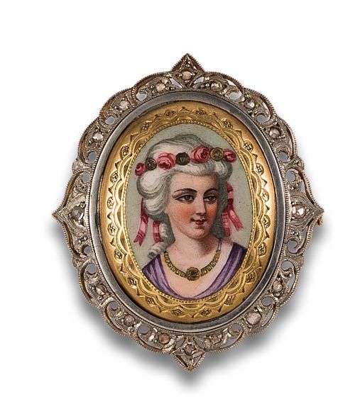BROCHE EN ORO Y PLATA CON PLACA DE ESMALTES Y MARQUESITAS