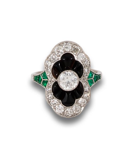 SORTIJA LANZADERA DE DIAMANTES, ESMERALDAS Y ÓNIX, EN PLATI