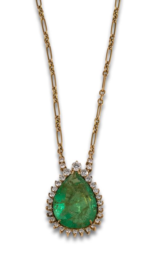 COLGANTE DE DIAMANTES Y ESMERALDA, EN ORO AMARILLO