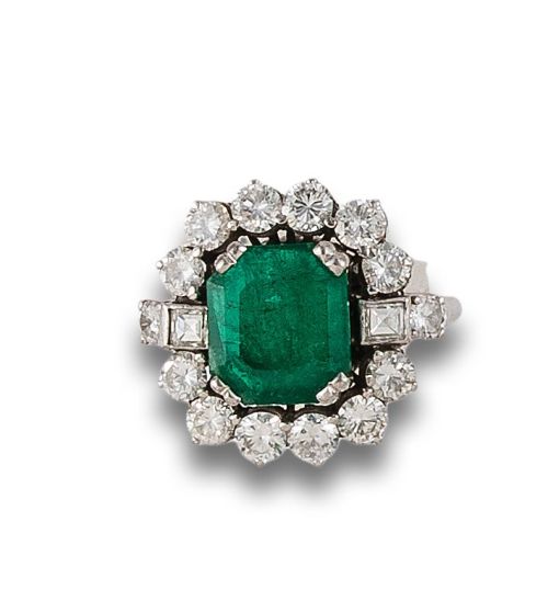 SORTIJA EN PLATINO CON ESMERALDA EN SU TALLA Y DIAMANTES