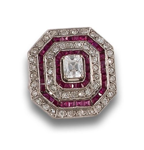 SORTIJA ESTILO ART DÉCO EN PLATINO CON DIAMANTES Y RUBÍES