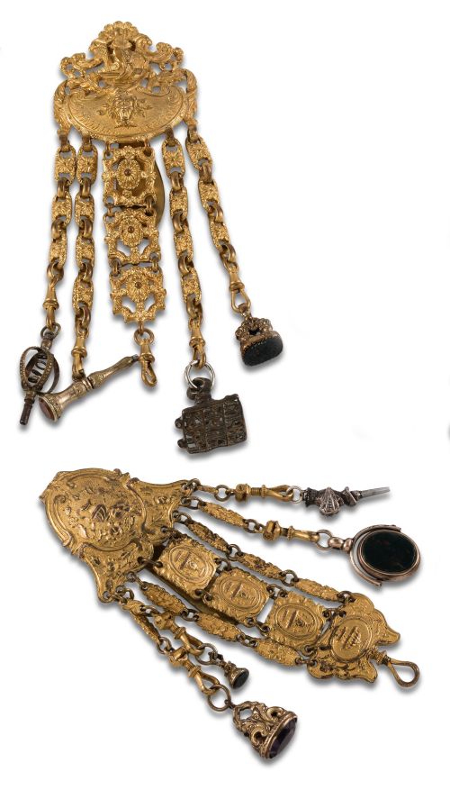 2 CHATELAINE EN METAL DORADO