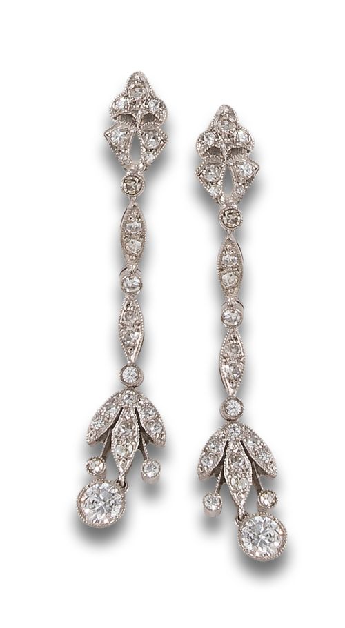 LARGOS PENDIENTES EN PLATINO Y DIAMANTES