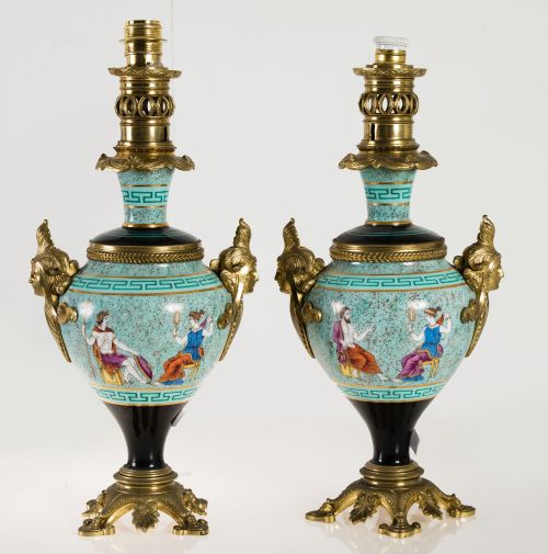 Pareja de lámparas de porcelana esmaltada y bronce dorado,