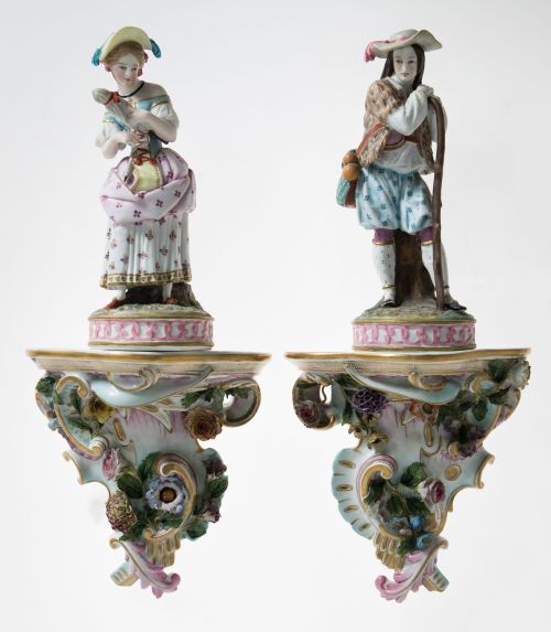 Lot consisting of a pair of porcelain brackets and a pair o