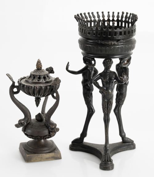 Dos sahumadores decoativos de bronce patinado, S. XIX