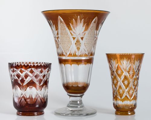 Lote de tres jarrones siguiendo modelos de Bohemia, S. XX