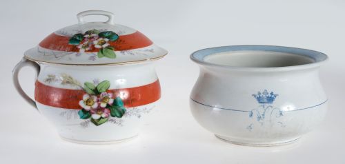 Dos orinales de porcelana esmaltada. España, finales del si