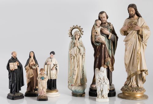 Lote de cuatro figuras religiosas de diferentes manufactura