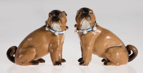 Pareja de figuras de perros de porcelana siguiendo un model