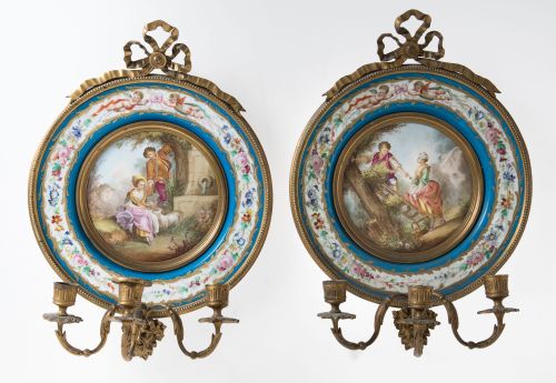 Pareja de platos de porcelana con marcas siguiendo modelos