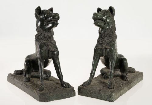 Pareja de figuras de los "Perros molosos", ffs. S. XIX-pps.