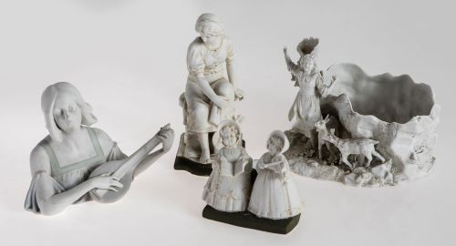 Lote de cuatro piezas de biscuit de diferentes manufacturas