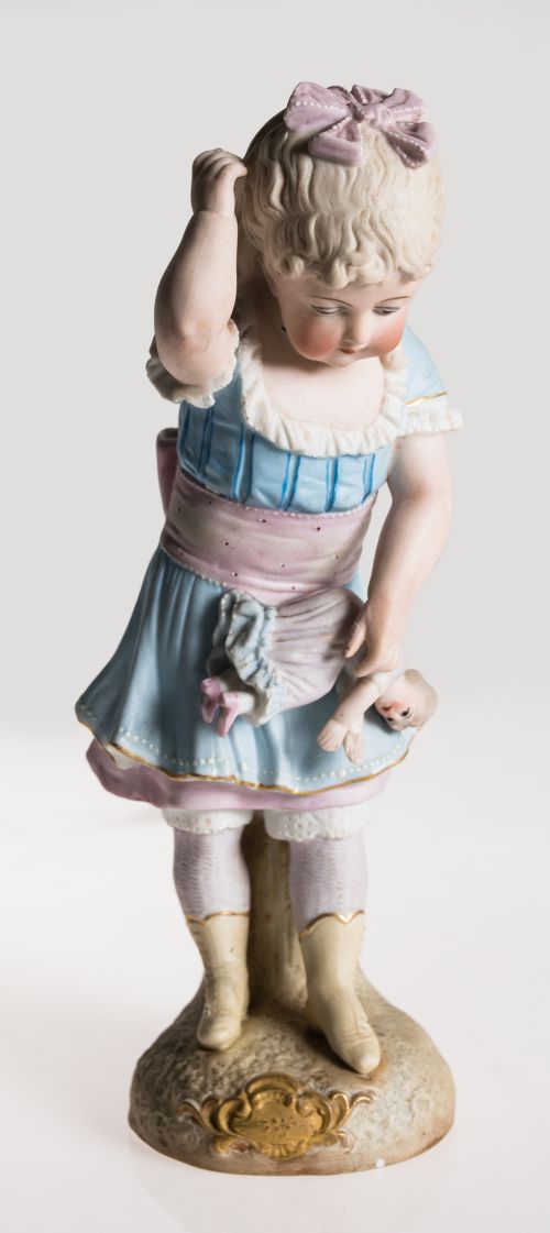 "Niña", figura de biscuit posiblemente Alemania, pps. S. XX
