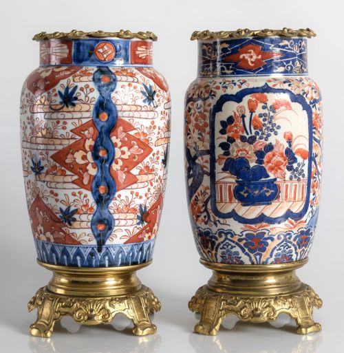 Pareja de jarrones de porcelana siguiendo modelos de Imari,