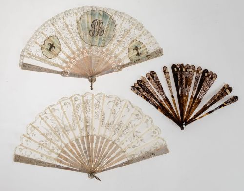 Lote de dos abanicos madreperla y encaje