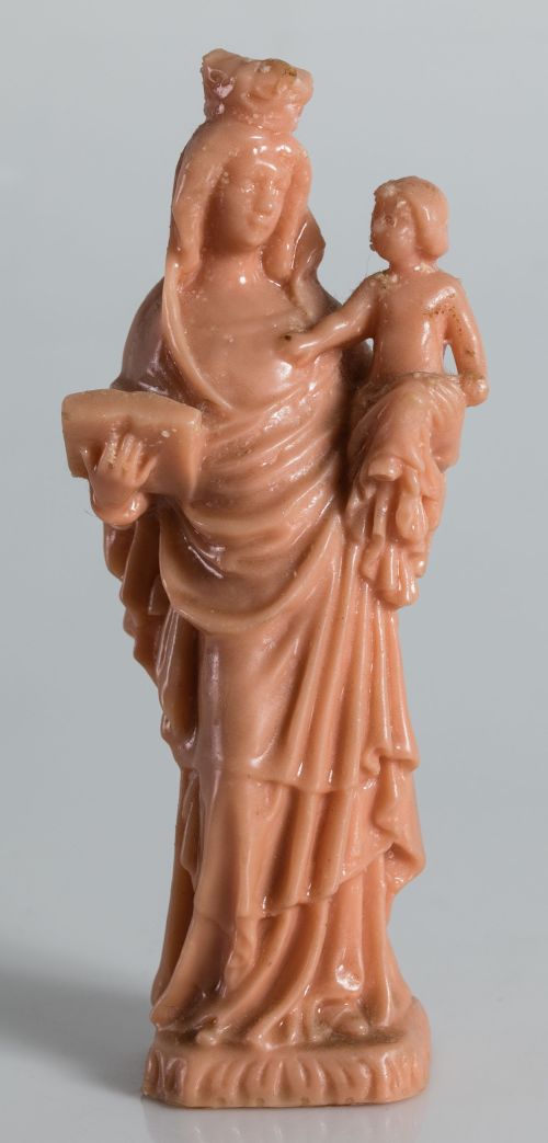 "Virgen con Niño", figura de cristal prensado en color salm