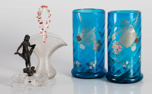 Cesto decorativo y salero de diferentes manufacturas, pps.