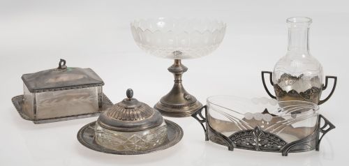 Lote de cinco piezas de cristal y metal, diferentes manufac