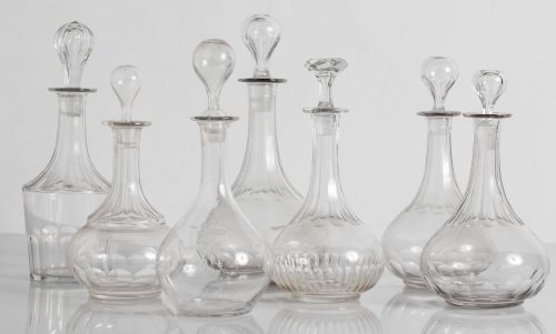 Lote compuesto por siete licoreras de cristal, Ppios S.XX
