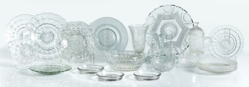 Lote compuesto por 18 piezas de cristal prensado: fuentes,