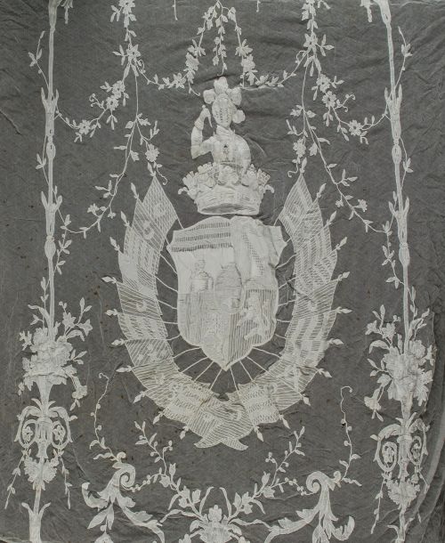 Encaje bordado con escudo heráldico