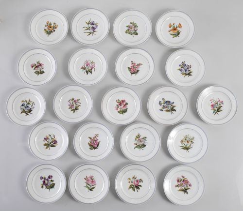 Lote de veintiun platos de porcelana, posiblemente París, S