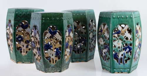 Cuatro taburetes o "garden stool" de gres esmaltado de la d