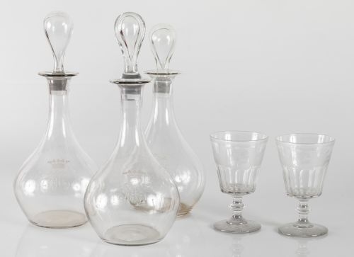 Lote de tres licoreras de cristal.