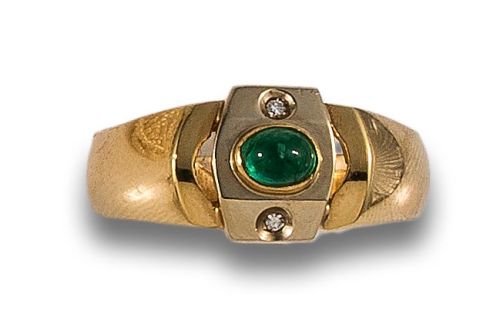 SORTIJA DE ESMERALDA Y DIAMANTES, EN ORO AMARILLO