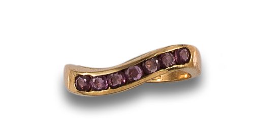 SORTIJA DE RUBÍES, EN ORO AMARILLO