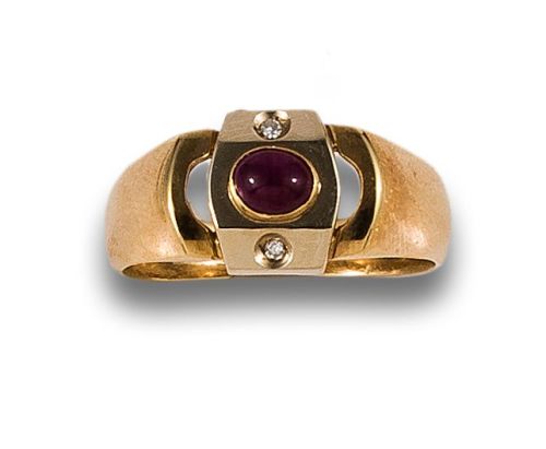 SORTIJA DE RUBÍ Y DIAMANTES, EN ORO AMARILLO