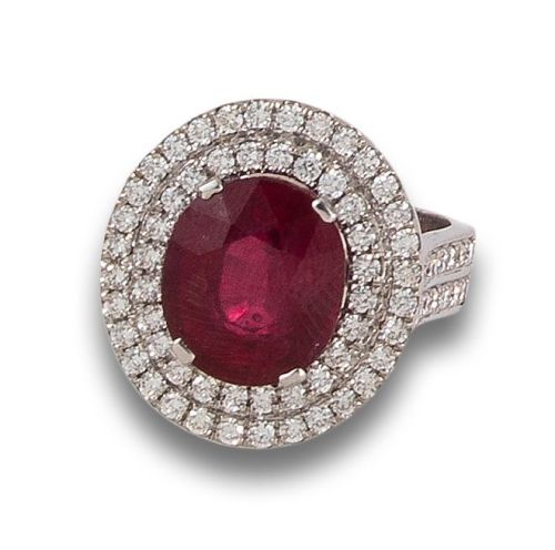 SORTIJA DE DIAMANTES Y RUBÍ, EN ORO BLANCO
