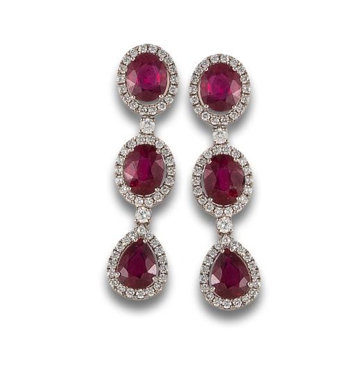 PENDIENTES ROSETONES DE DIAMANTES Y RUBÍES, EN ORO BLANCO