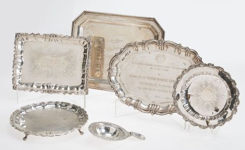 Lote compuesto por dos bandejas, tres salvillas y un colado