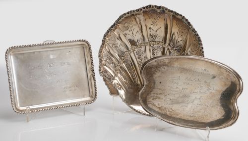 Lote de centro en forma de venera y dos bandejas de plata l