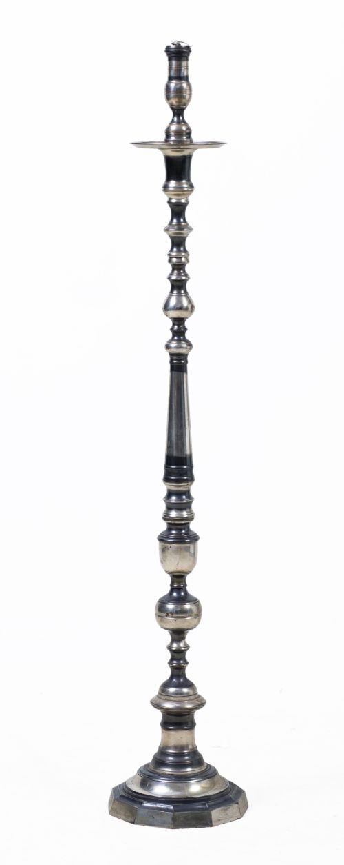 Lámpara de pie en forma de hachero de metal plateado, med.