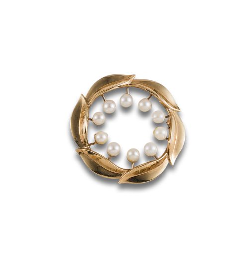 PEARL BROOCH, IN YELLOW GOLD
