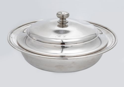 Fuente circular con tapa, realizada en plata