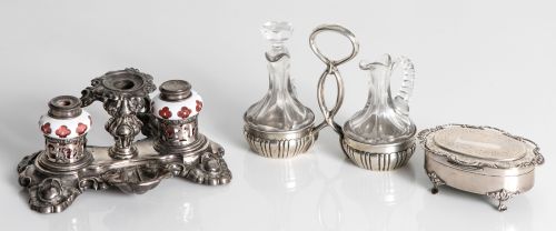 Lote de plata compuesto por caja y vinagreras de diferentes