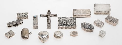 Lote de cruz, pastilleros y cajitas de plata, diferentes na