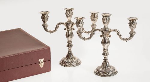 Pareja de candelabros de tres luces, en plata española ley
